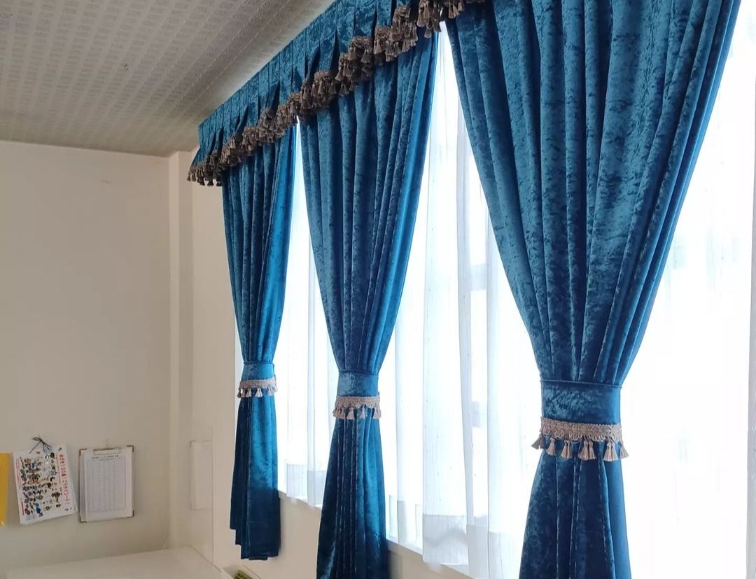 バランス付カーテン施工　学校、音楽教室